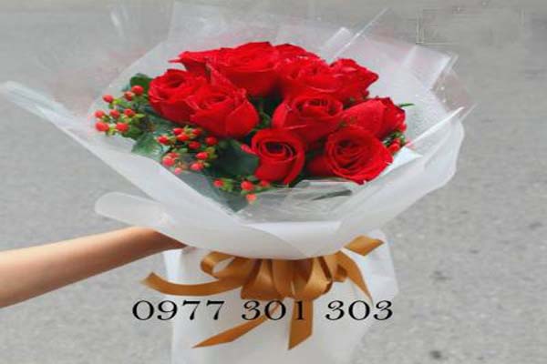 Bó hoa cưới đẹp cùng chuỗi ngọc đỏ và hoa hồng